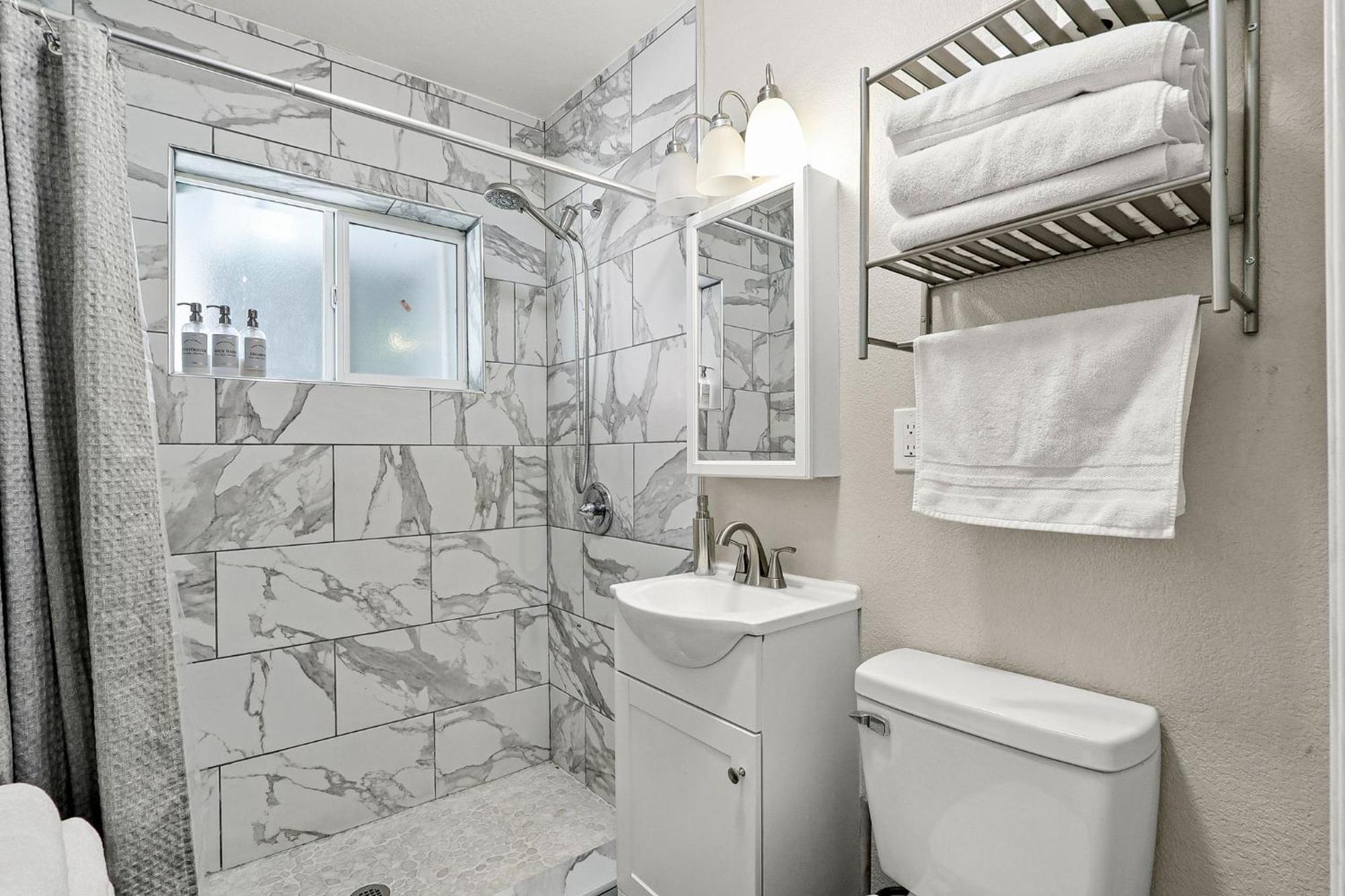 Renovated Stay, Parking, Near Dt & Airport Сasa de vacaciones *